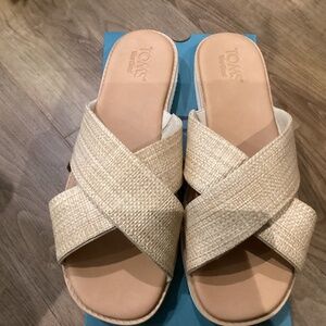 Tom’s Mae Crossover Almond Raffia sandal